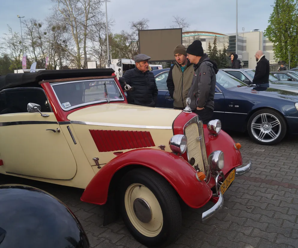 Bydgoskie Klasyki Nocą wróciły po przerwie. Tak było na parkingu pod Torbydem [ZDJĘCIA, WIDEO]