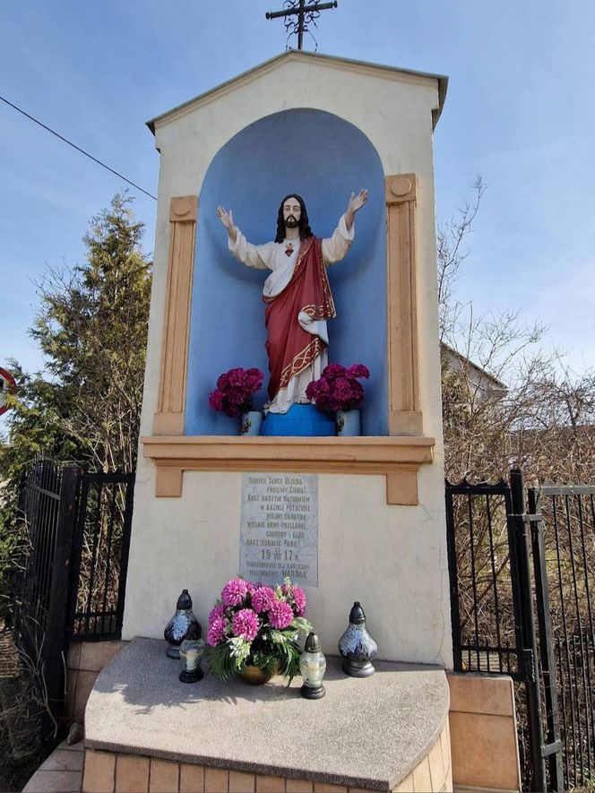 Zburzyli 100-letnią kapliczkę, bo budują drogę. Skandal pod Radzyminem, mieszkańcy w furii