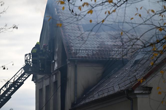 Pożar zabytkowego pałacyku na Pomorzu. Ewakuowano 20 osób, nie żyje jedna osoba