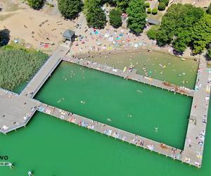 Ogromny pomost i piaszczysta plaża. To miejsce na Mazurach przyciąga tłumy turystów. Zobacz zdjęcia