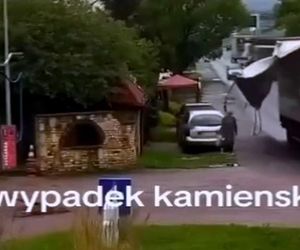 Pas od tira uderzył kobietę prosto w głowę. Wszystko widać na nagraniu