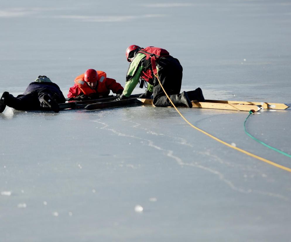 Tragiczny finał poszukiwań. Pod zaginionym 29-latkiem załamał się lód. Jego ciało wyłowiono z jeziora