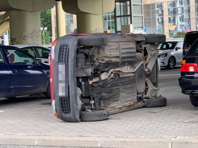 Warszawa. Głupi żart czy forma zemsty? Seicento wylądowało na boku