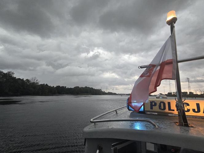 Burza zastała ich, kiedy byli na środku Brdy. Bydgoscy policjanci ratowali 10 osób [ZDJĘCIA]