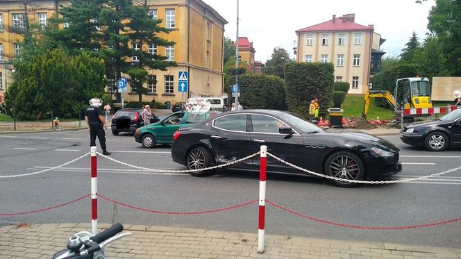 Tarnów. Kolizja z udziałem maserati na ulicy Mickiewicza