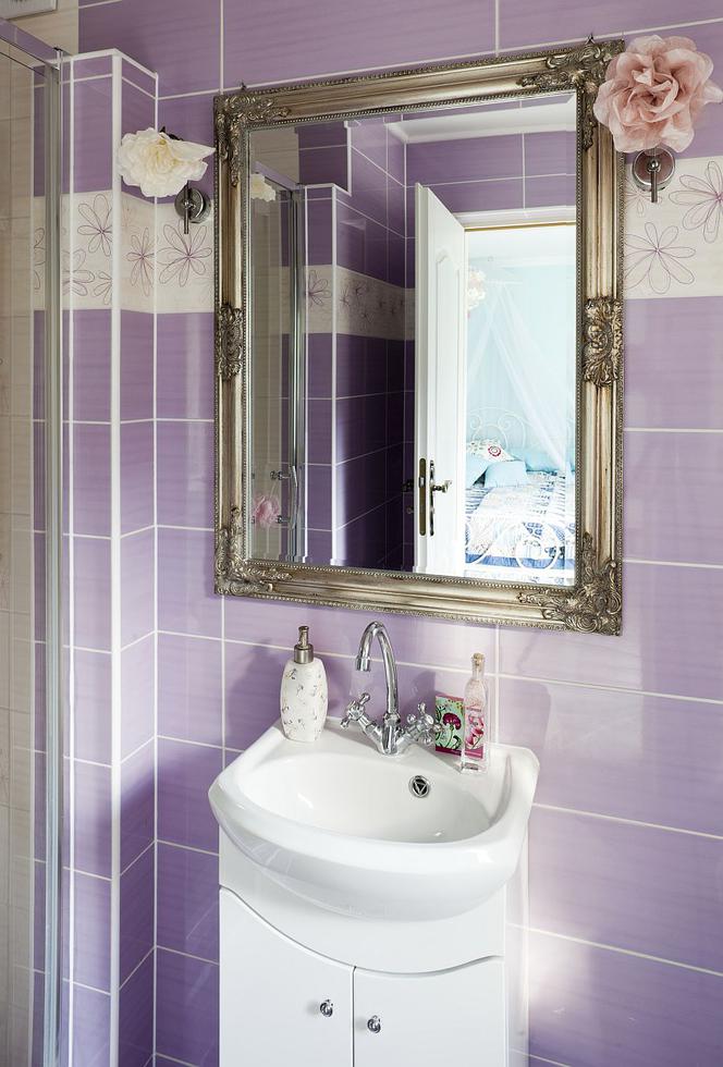 Fioletowe płytki w łazience