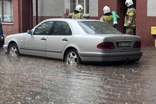   Ogromna ulewa w Ełku. Kilkanaście ulic zalanych. Strażacy mieli ręce pełne roboty!