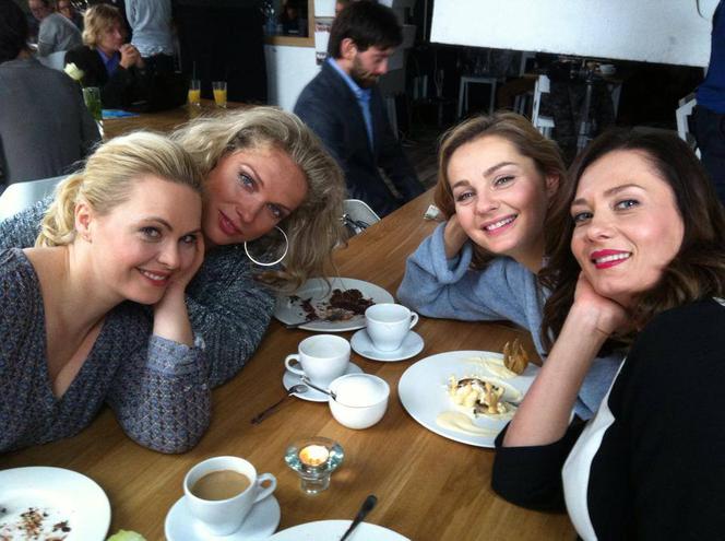 Przyjaciółki 5 sezon. Zuza (Anita Sokołowska), Patrycja (Joanna Liszowska), Anka (Magdalena Stużyńska), Inga (Małgorzata Socha)