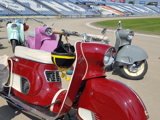 Osy kręciły kółka na stadionie żużlowym w Lesznie. Ogólnopolski zlot skuterów Osa Osieczna-Leszno 