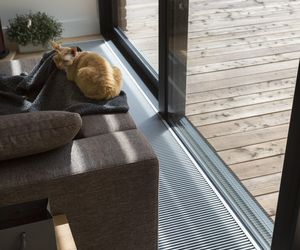 Grzejniki kanałowe - idealne rozwiązanie do jasnych przestronnych wnętrz z dużymi przeszkleniami