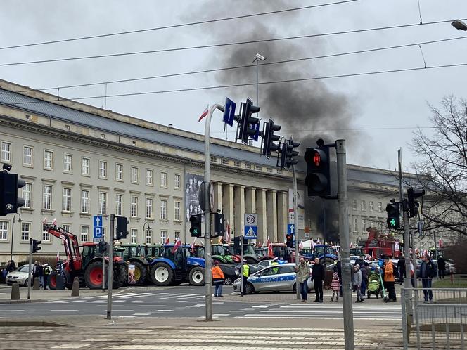 Protest rolników we Wrocławiu. Strajk wymyka się spod kontroli. Urząd Wojewódzki obrzucany jajkami