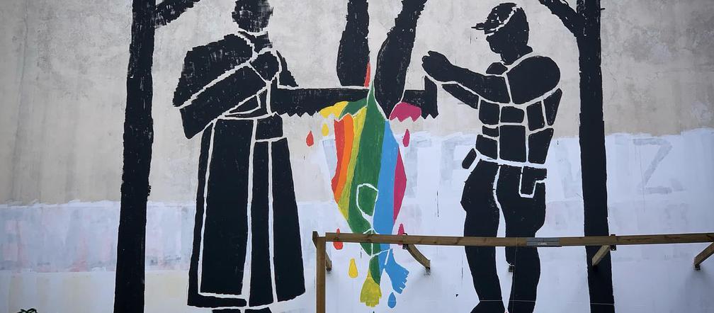 Kontrowersyjny mural w centrum Warszawy! Przedstawia tortury na osobie LGBT+