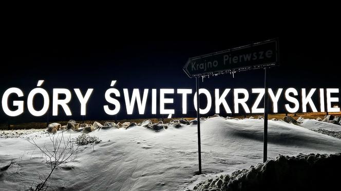 Napis "Góry Świętokrzyskie" w gminie Górno koło Kielc