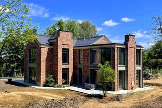 Dom z cegły w stylu holenderskim