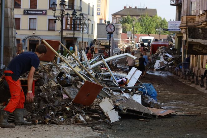 Mieszkańcy Kłodzka i Stronia Śląskiego rozpoczęli wielkie sprzątanie. Chcą zwalczyć skutki powodzi