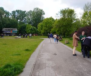 Studenci Politechniki gromadzą się w okolicy terenu juwenaliów
