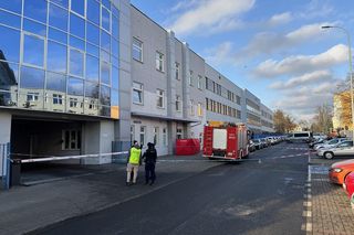  Samochodem rozbił szklane drzwi 