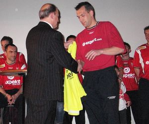 Prezentacja składu drużyny Górnika Zabrze. Tak było w Multikinie w Zabrzu w 2006 roku