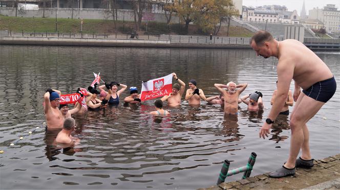 Bydgoskie morsy wskoczyły do Brdy! Za nami inauguracja sezonu na Wyspie Młyńskiej 