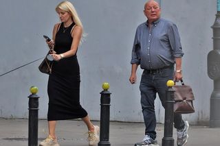 Jasnowidz Jackowski przyłapany w Warszawie. Młodsza, atrakcyjna kobieta i luksusowe zakupy