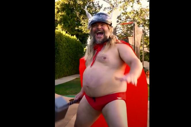 Jack Black wyskoczył w samych kąpielówkach i udawał Thora. Zobaczcie zabawne wideo