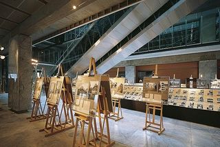 Wystawa pokonkursowa konkursu ŻYCIE W ARCHITEKTURZE 1989-1999. Projekt aranżacji wystawy: Jacek Oryl, Aneta Błażej