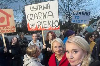 Kilkaset osób protestowało przed Sejmem. Chodzi o Lex Czarnek 