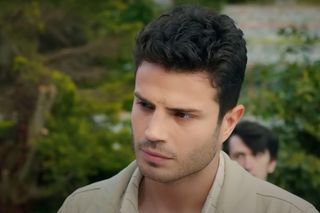 Melis ogłosi, że jest w ciąży z Egem i w ten sposób zmusi go do ślubu.