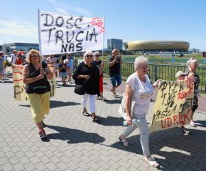 Protest mieszkańców w Letnicy. Czarny pył do domu leci, tak się truje nasze dzieci 