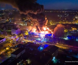 AKTUALIZACJA. Pożar chińskiego marketu w Rudzie Śląskiej. Z ogniem walczy kilkadziesiąt zastępów straży