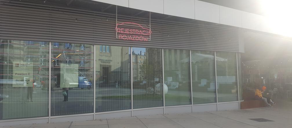 Wygodne sofy, miękkie pufy i kolorowe mebelki - w takich warunkach zarejestrujesz auto w Chorzowie