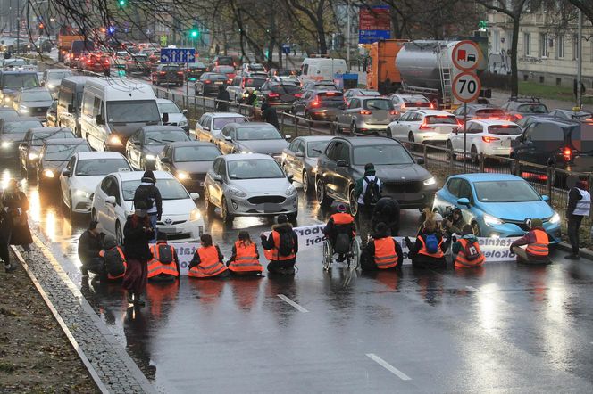 Ostatnie Pokolenie zablokowało Wisłostradę. Furia kierowców. Matka chorego dziecka błagała o przejazd