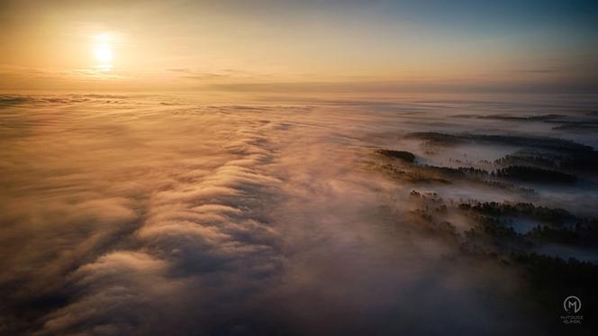 Wow! Ogromna mgła przykryła mazurskie miasteczko. Zobacz niesamowite fotografie