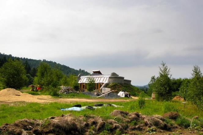 Living machine - Earthship samowystarczalny dom ekologiczny z odpadów 