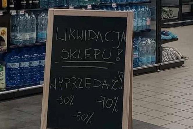 Protest pracowników sklepu Auchan w Kielcach. Zajęli towar na poczet zaległego wynagrodzenia!