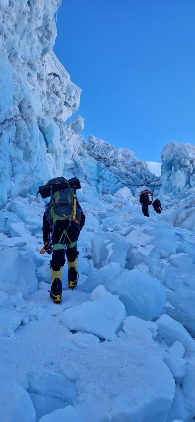 Szymon Jaskuła wspina się na Mount Everest