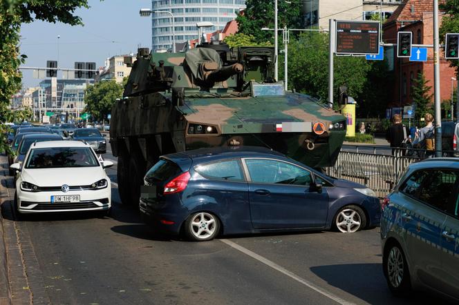 Wojskowy wóz jechał na pokaz podczas pikniku