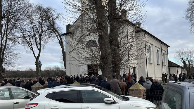 Pogrzeb ofiar pożaru domu w Idalinie. Zginął ojciec i jego 3 dzieci