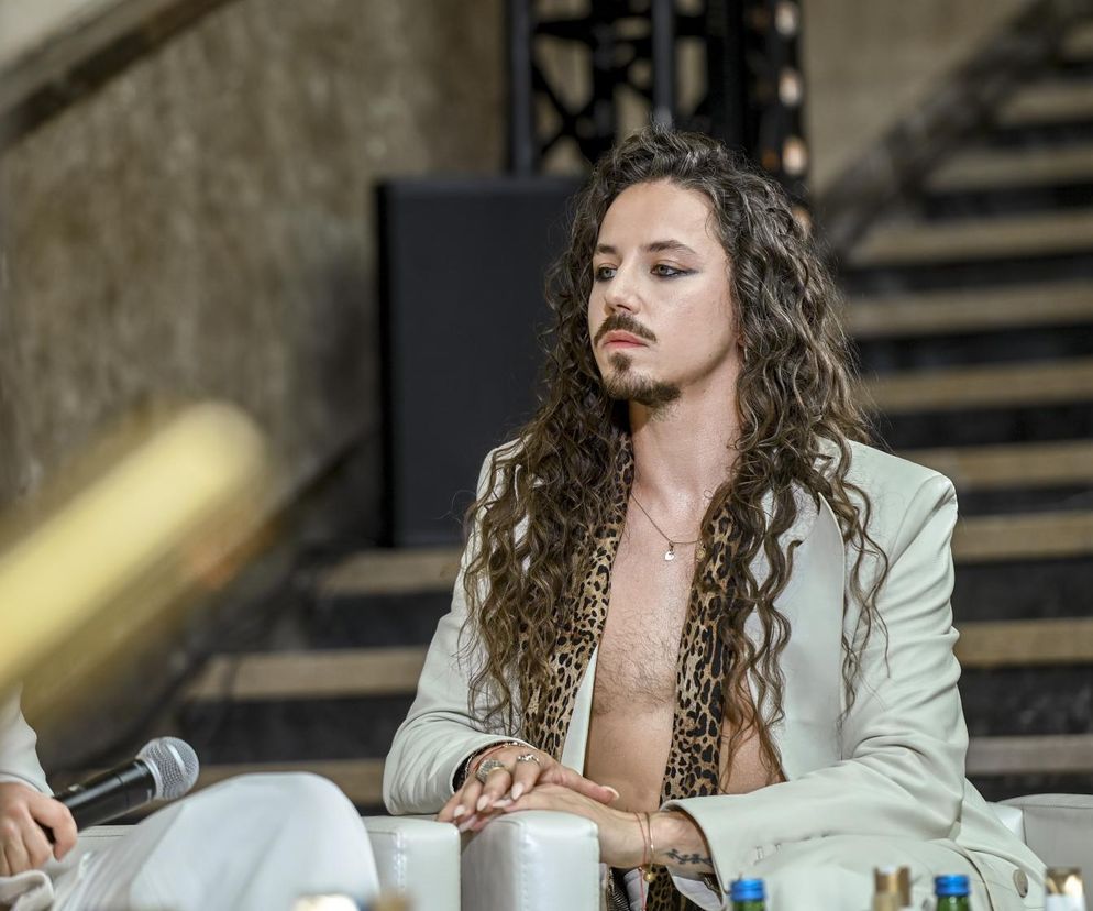 Michał Szpak z gołą klatą