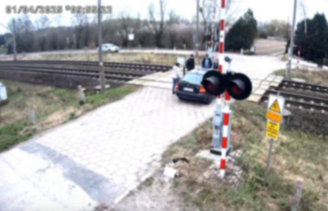 O krok od tragedii. Samochód zepsuł się im na przejeździe. LIczyły się sekundy