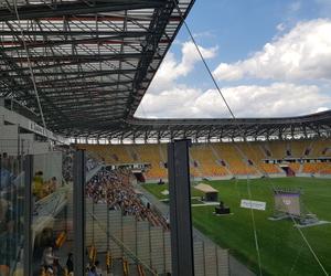 Kongres Świadków Jehowy w Białymstoku. Na stadionie miejskim tysiące uczestników [ZDJĘCIA]