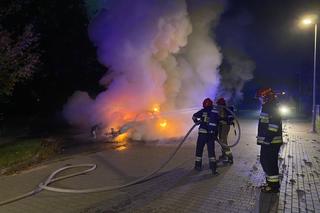 Nocny pożar auta w Toruniu. Akcja strażaków na lewobrzeżu