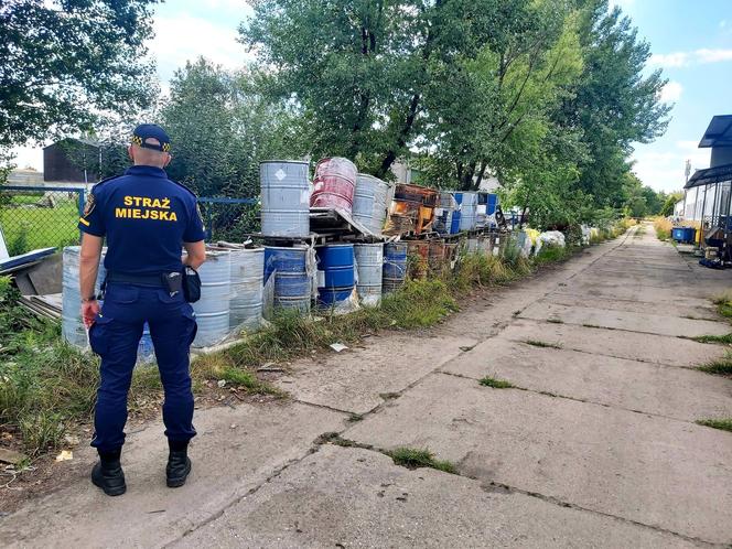 Ponad 100 beczek z chemikaliami na Muchoborze. „To substancje, które służyły do produkcji w drukarni”