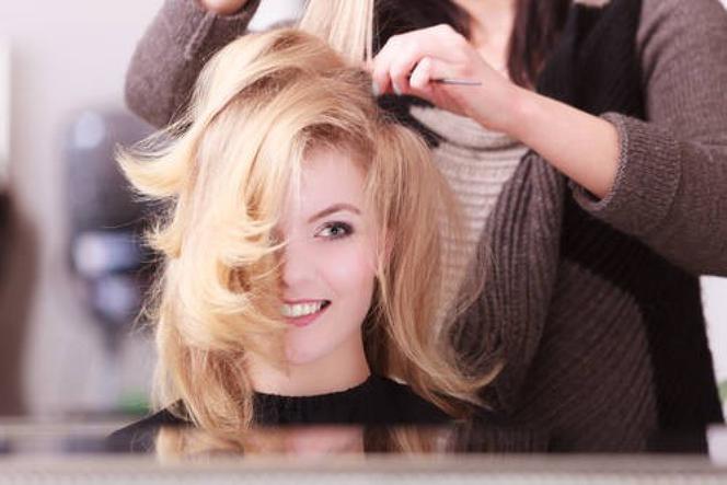 To 3 najlepsze fryzury dla kobiet po 40-tce. Są nowoczesne i odejmą ci lat [TRENDY 2020]