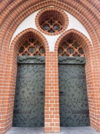 Drzwi wejściowe do kościoła mariackiego w Szczecinku po renowacji