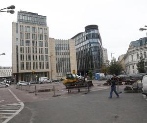 Rozkopane i zamknięte centrum Warszawy. Nie ma jak dojechać do urzędów, banków i sądów. Czy drogowcy puszczą ruch przez nowy deptak?!