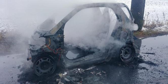 Auto stanęło w płomieniach podczas jazdy! Tylko cud uratował kierowcę