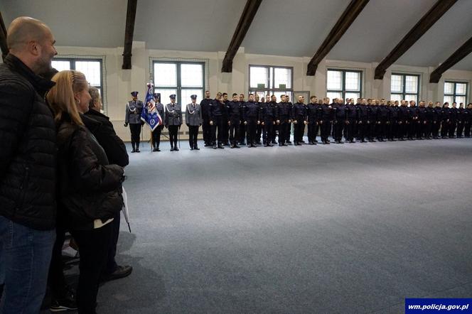 Ślubowanie nowych policjantów w Olsztynie. W szeregi wstąpiło 52 funkcjonariuszy [ZDJĘCIA]