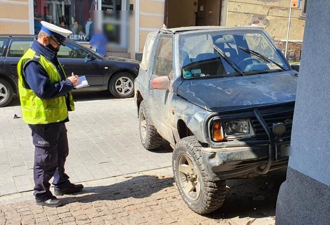 Świecie: 18-latek wjechał w budynek KRADZIONYM autem! Surowe konsekwencje [ZDJĘCIA]