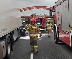 Wypadek na autostradzie A1. Kierowca osobówki zmiażdżony przez TIRy